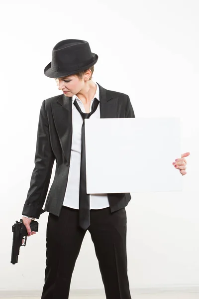 Красивая деловая женщина с пистолетом, ставящая чистый рекламный щит . — стоковое фото