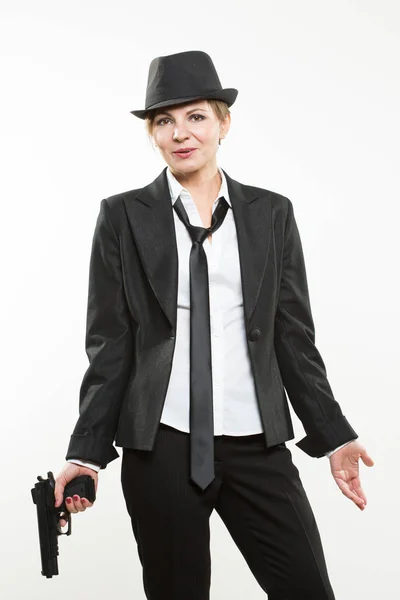 Chica gangster sosteniendo un arma. Traje clásico y sombrero . — Foto de Stock