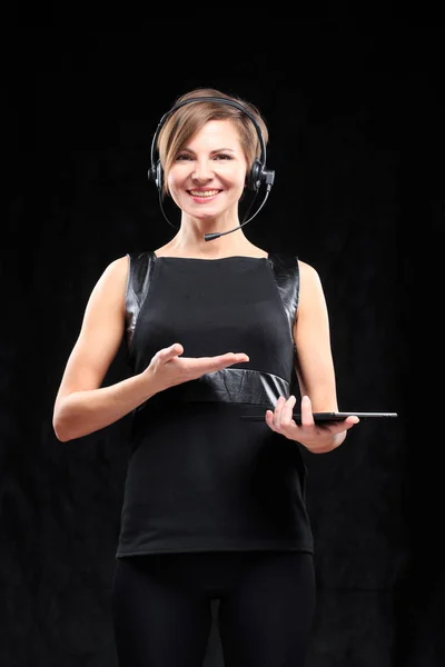 Mulher de negócios olhando para tablet moderno — Fotografia de Stock