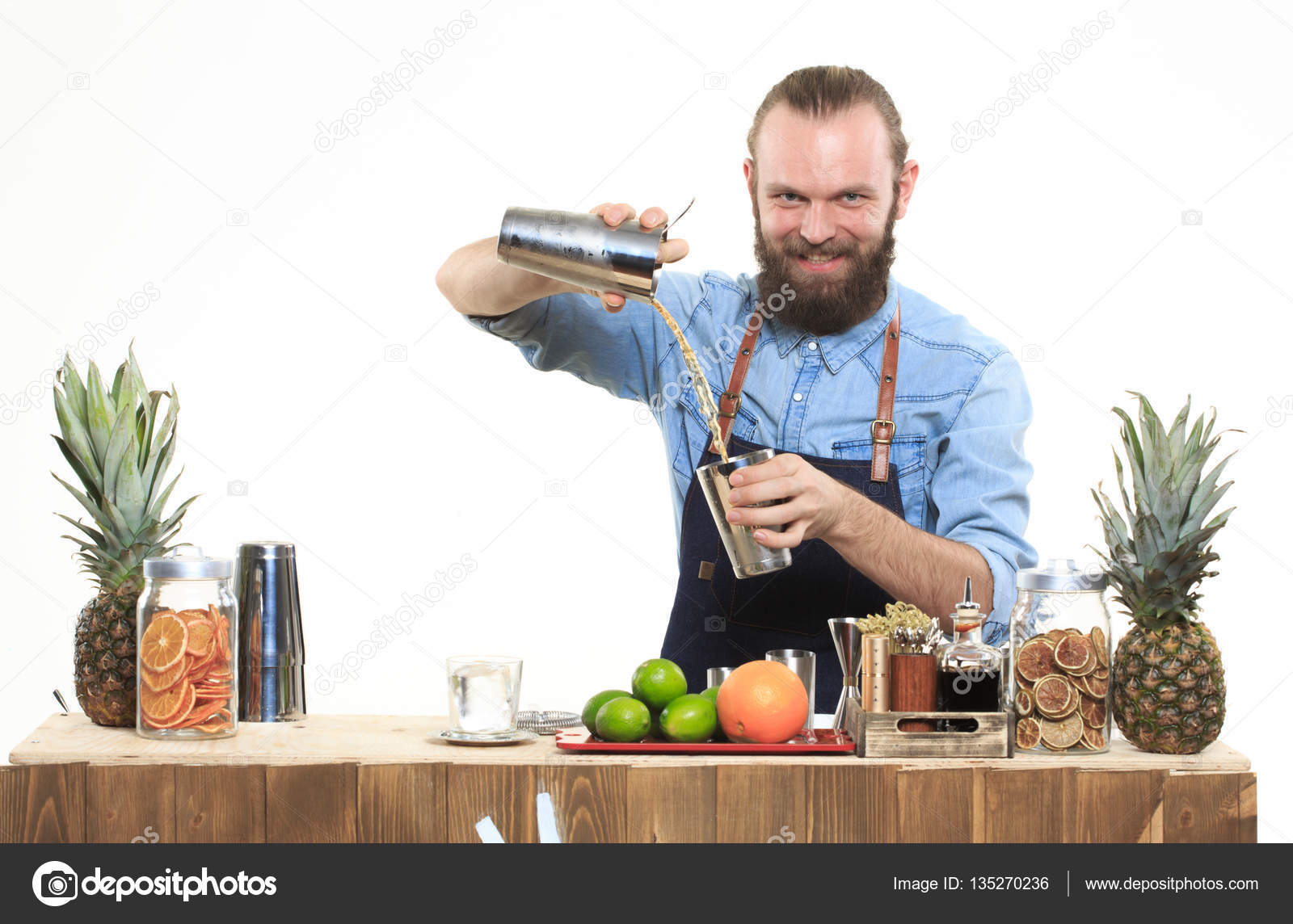 Barkeeper mit Shaker und Flasche. hinter der Theke — Stockfoto