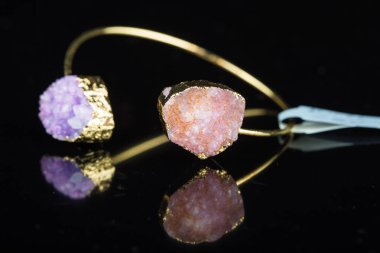 elmas yüzük siyah arka planda