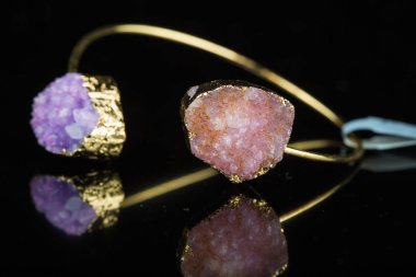 elmas yüzük siyah arka planda