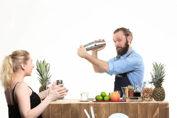 Drunk girl clings to the bartenders. — Stock Photo, Image