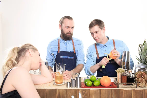 Drunk girl clings to the bartenders. — Stock Photo, Image