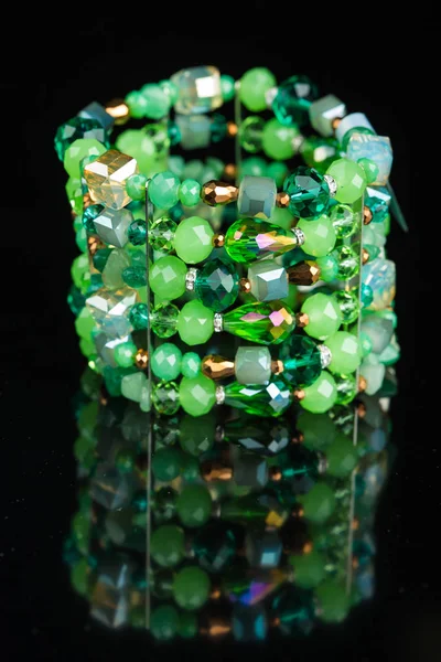 Mody Zielona bransoletka na czarnym — Zdjęcie stockowe