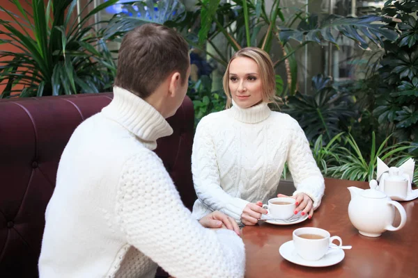 Романтическая молодая пара пьет кофе — стоковое фото