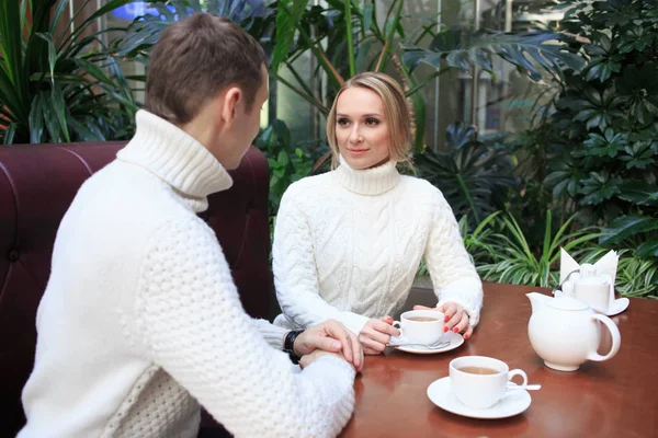 Romantische jong koppel koffie drinken — Stockfoto