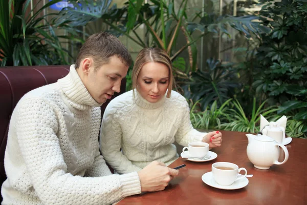 Kahve içme romantik genç Çift — Stok fotoğraf