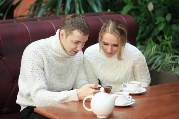 Romantische jong koppel koffie drinken — Stockfoto