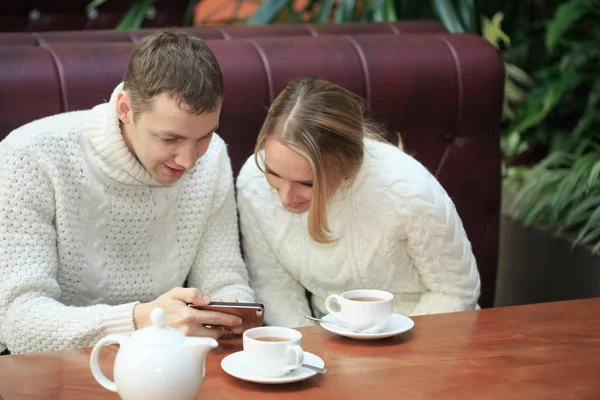 Romantische jong koppel koffie drinken — Stockfoto