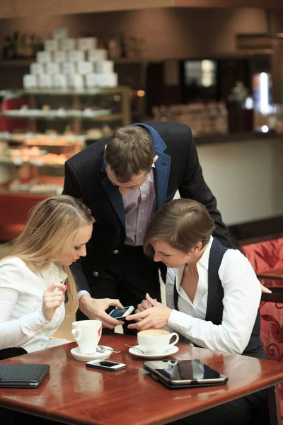 Дві бізнес-леді в кафе. чоловік дивиться на дівчат — стокове фото