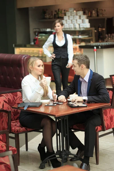 男性和女性的同事，在一家咖啡馆. — 图库照片