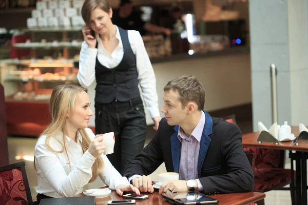 Мужчины и женщины-коллеги в кафе . — стоковое фото