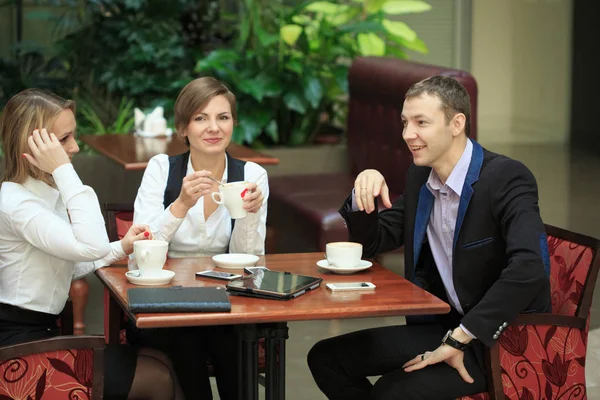 Ondernemers zitten in Cafe voor een laptop. twee meisjes — Stockfoto