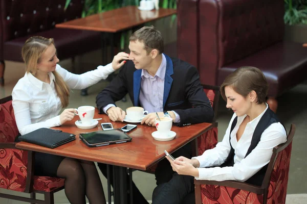 Empresarios sentados en la cafetería para un portátil. dos chicas — Foto de Stock