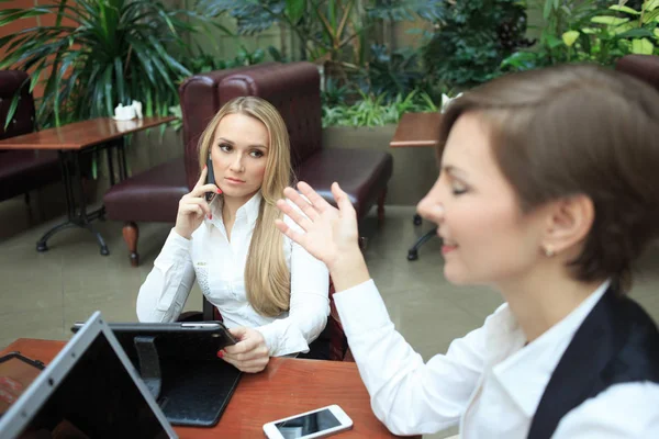 Podnikatelé, posezení v kavárně na laptop. dvě dívky — Stock fotografie