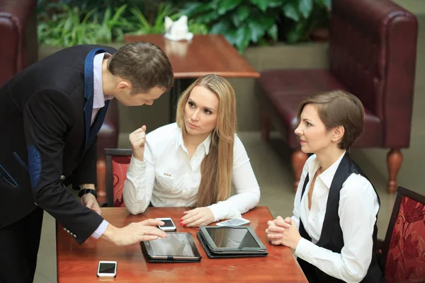 Ondernemers zitten in Cafe voor een laptop. twee meisjes — Stockfoto