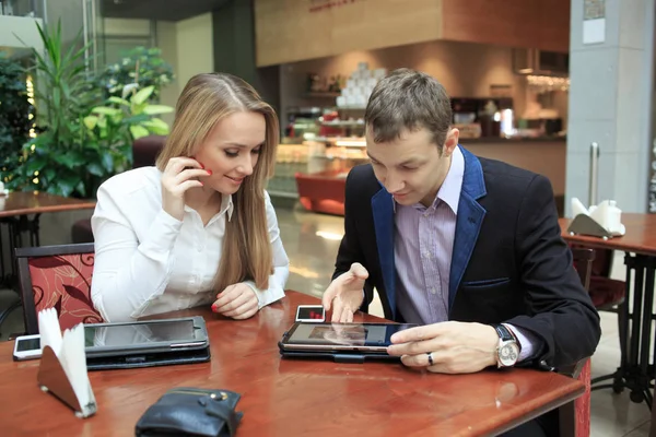 Des hommes d'affaires assis dans un café pour un ordinateur portable. deux filles — Photo