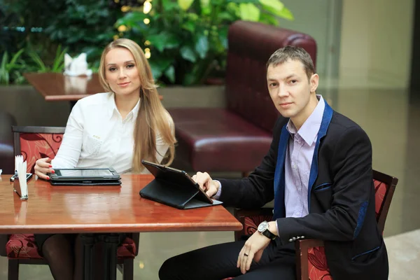Ondernemers zitten in Cafe voor een laptop. twee meisjes — Stockfoto