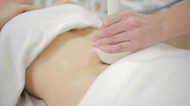 Donanım kozmetik. kadın güzellik salonunda yordam kaldırma rf elde.