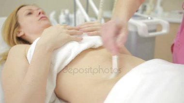 Donanım kozmetik. kadın güzellik salonunda yordam kaldırma rf elde.