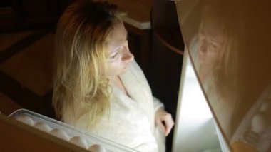 Kadın geceleri buzdolabı açılır. Bulimia, sandviç, pasta