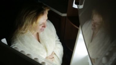 Kadın geceleri buzdolabı açılır. Bulimia, sandviç, pasta