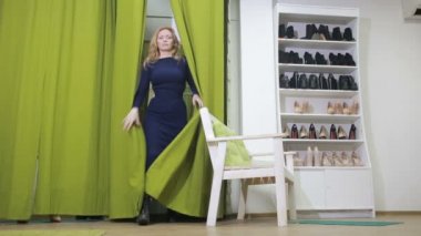 güzel kız ayakkabı bir mağazada seçer.