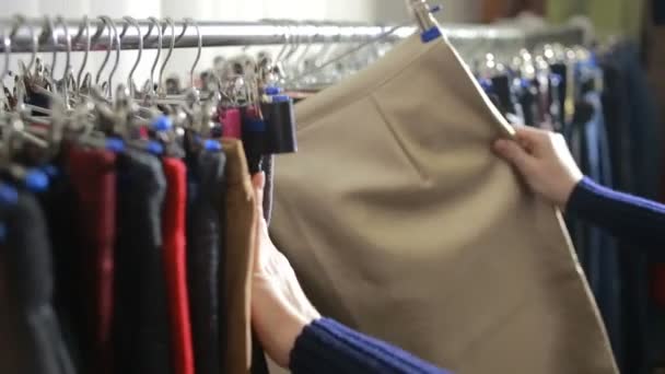 Выбор женской одежды в магазине — стоковое видео
