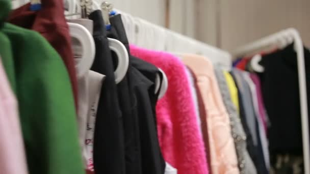 Выбор женской одежды в магазине — стоковое видео