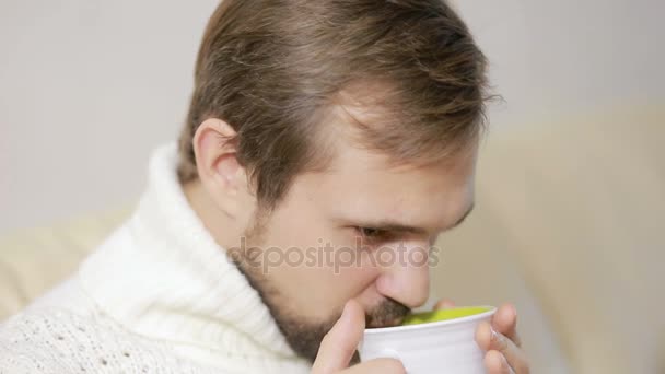 Hombre Barbudo Tomando una taza de té un suéter — Vídeo de stock