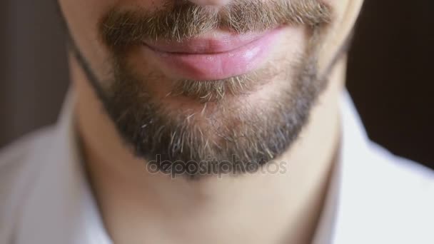 Gülümseme mans. Bir sakal gülümseyen bir adam. Yakın çekim. seksi dudaklar — Stok video