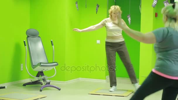 老年妇女从事在模拟器上健身房 — 图库视频影像