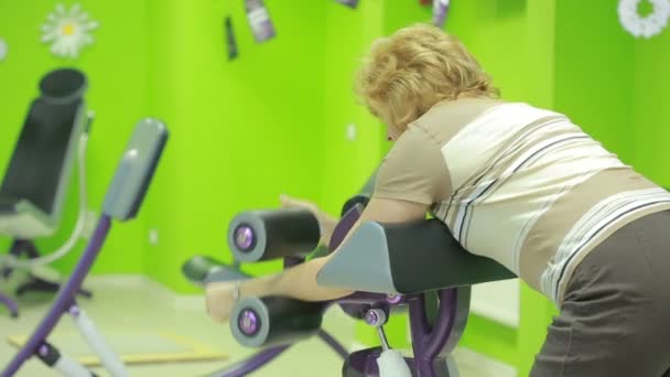 Ältere Frauen im Fitnessstudio am Simulator — Stockvideo