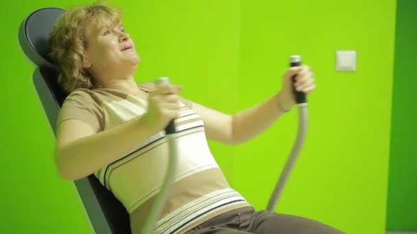 Ältere Frauen im Fitnessstudio am Simulator — Stockvideo