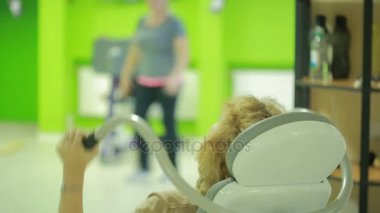 Yaşlı kadınlar Tarih simülatörleri spor salonunda nişanlandık