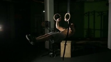 Halkaları rekabet jimnastikçi. sokak egzersiz Crossfit. spor eğitim