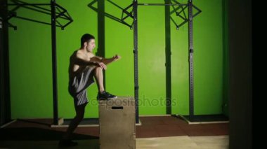 kaslı adam bir kutu atlama yapıyor. spor salonu. CrossFit