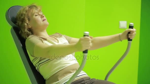 Ältere Frauen im Fitnessstudio am Simulator — Stockvideo