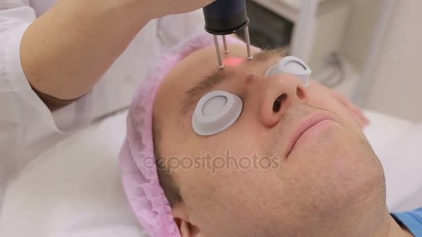 Профессиональный косметолог делает пилинг лица. Лазерный пилинг лица — стоковое видео