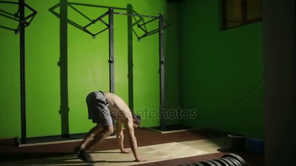 Homem atlético a treinar. Treinamento intervalado de alta intensidade. CrossFit, Burpee — Vídeo de Stock