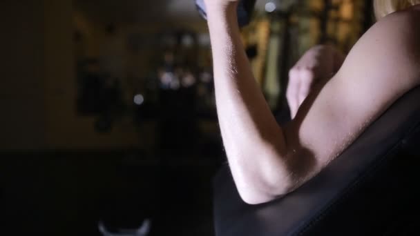 Fitnessfrau macht Übungen mit Kurzhanteln im Fitnessstudio. — Stockvideo