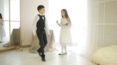 çocuk uygun bir kızın önünde dans break dans