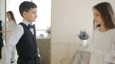 Genç çocuk bir kız bir tatil için bir hediye verir.,