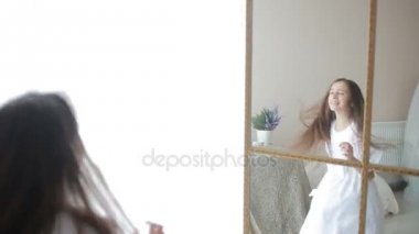 dans ve evde dalga geçmeyi küçük şirin kız