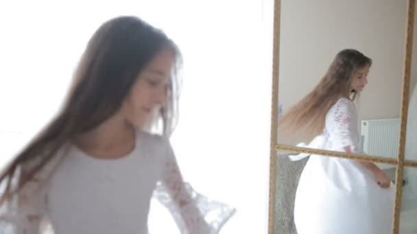 춤과 집에서 장난 어린 귀여운 소녀 — 비디오