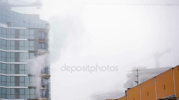 A paisagem urbana de inverno. Gruas. vapor proveniente dos canos — Vídeo de Stock