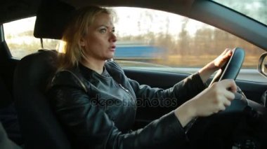 Sarışın genç kadın bir araba