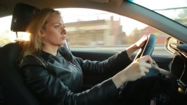 Sarışın genç kadın bir araba