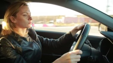 Sarışın genç kadın bir araba